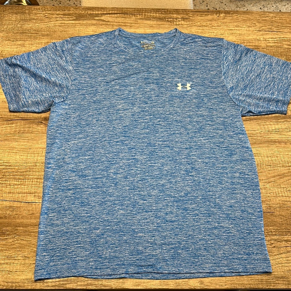 Used - Under Armour loose coupe lache short sleeve shirt